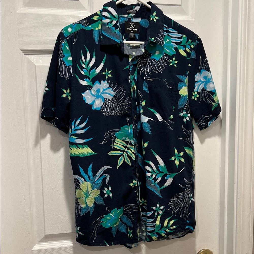 Volcom Men's Tropical Floral Shirt - Navy and Green. EUC. Men’s size small.